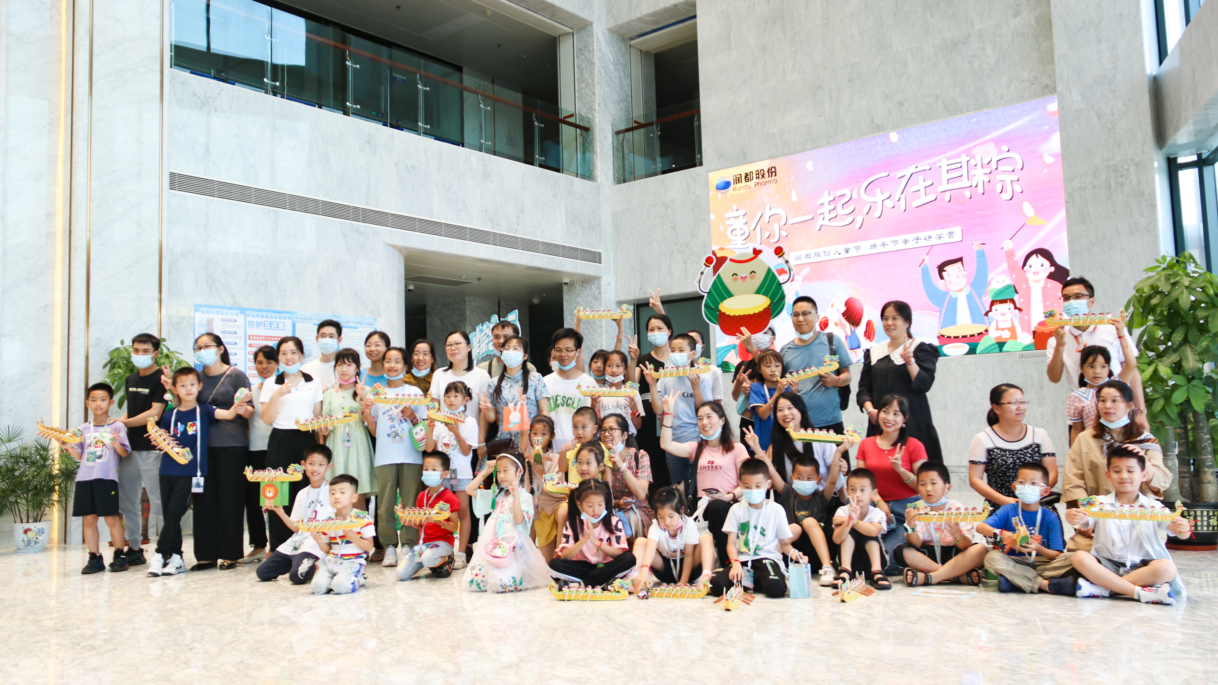 家庭日 | 聽(tīng)說(shuō)潤(rùn)都被一群俏皮可愛(ài)的小特工萌化了！